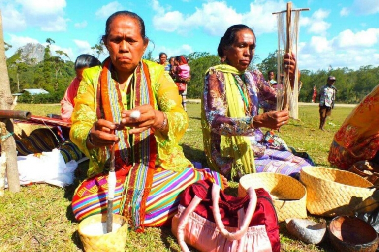 Proses menyulam benang | Dokumen Promosi Wisata Timor Tengah Selatan