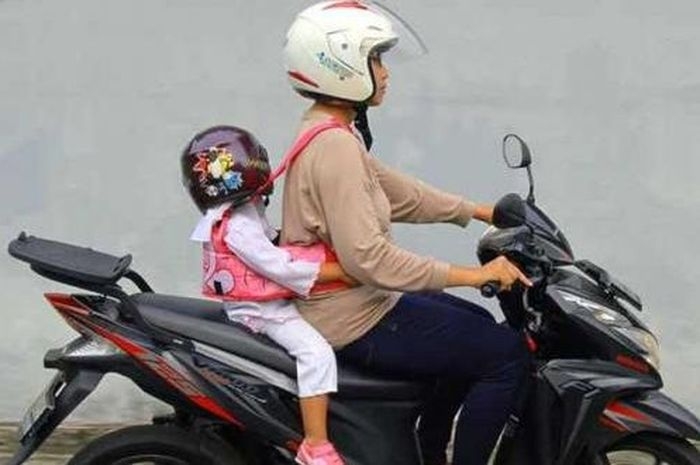 Ilustrasi perempuan mengendarai sepeda motor| Sumber: https://www.grid.id/