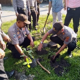 Kapolsek Balige AKP J.P.ARUAN tanam pohon di pekarangan Polsek Balige. Dokpri