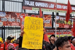 Massa buruh di depan gedung DPR, Senayan, Jakarta, Senin (13/1/2020) (KOMPAS.com/TSARINA MAHARANI)