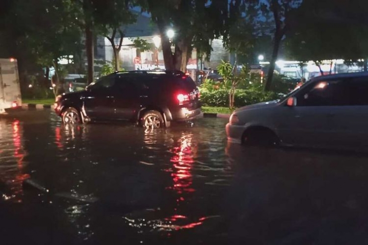 Banjir di Jalan Mayjen Sungkono, Surabaya, Rabu(15/1/2020).(KOMPAS.COM/GHINAN SALMAN)