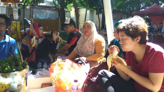 Menyimak diskusi sehat sambil menyantap buah, supaya sehat (dok.windhu)