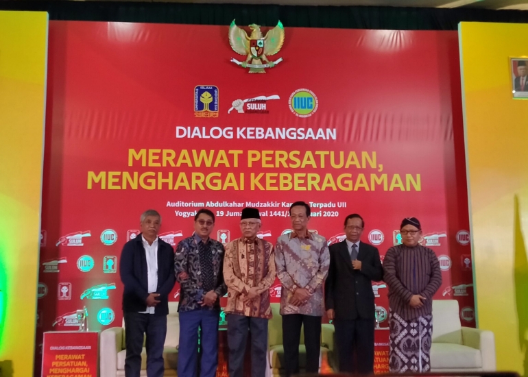 Gubernur DIY Sri Sultan HB X (tengah) bersama Mahfud MD dan Gus Mus (ketiga dari kanan) serta civitas akademika UII Yogyakarta (Sumber: Dok. Pribadi)