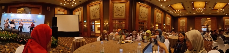 Suasana keakraban bersama para finalis dari berbagai kategori lomba BINetifest - dok.fenni bungsu