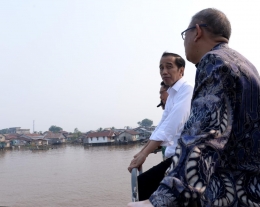 Image : Sekretariat Negara - Presiden Jokowi di pinggiran Kapuas