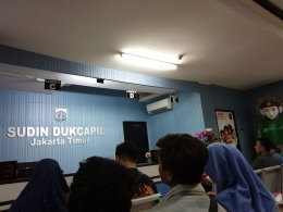 Layanan di kantor Dukcapil Jakarta Timur. Antre dengan sabar. Foto | Dokpri