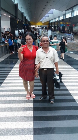 Pak Norbet Manalu dengan istri waktu studi banding bersama rombongannya ke Singapura | Dokpri