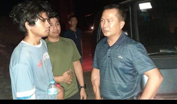 WNI Muhammad Farhan bersama tim militer Filipina usai pembebasan dari kelompok Abu Sayyaf (Sumber: Kemenlu RI via Kompas TV)