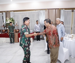 Panglima TNI Marsekal TNI Hadi Tjahjanto bertemu dengan Mahfud MD. (Sumber: @Puspen_TNI / Twitter)