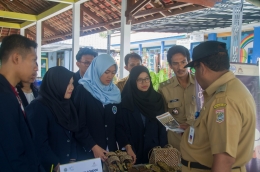 Camat Kepanjen, Bapak Abai Saleh saat mengunjungi stan bazar KKN Universitas Negeri Malang. Dokpri.