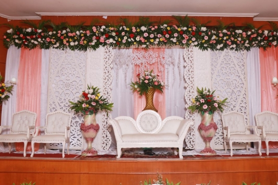 Konsep indoor yang sering digunakan dalam pernikahan. Sumber gambar: Fiorafairuzphotography.com