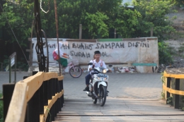 Ujung jembatan gantung Lok Baintan, Sungai Tabuk, Banjarmasin (dokpri)Tempat pembuangan sampah di ujung Jembatan Lok Baintan, Sungai Tabuk, Banjar| Sumber: Dokumentasi pribadi