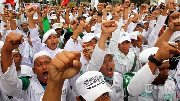Massa Front Pembela Islam (FPI) (foto: tribunnews.com).