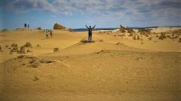 ket.foto: berada di Padang pasir,sungguh terasa diri kita kecil dan tak berdaya/dok.pribadi