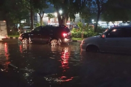 Jalan Mayjen Sungkono, Surabaya, terendam banjir akibat hujan deras selama 1,5 jam pada Rabu (15/1/2020) (sumber foto: kompas.com/Ghinan Salman)