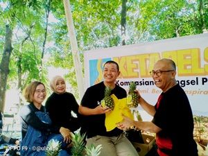 Berbagi keceriaan bersama Ketapels.Foto oleh Ulihape