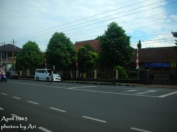 Jalan raya depan SMA N 1 Purwokerto. Photo by Ari