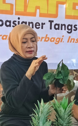 Bu Ngesti sharing pengalaman jalankan pola hidup sehat di event Ketapels, Minggu pagi 12 Januari 2020 di Jeletreng River Park Tangerang. (Foto Ganendra)