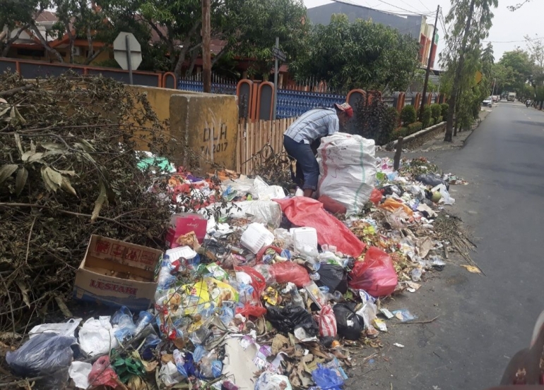 Ilustrasi: Pemandangan seperti tumpukan sampah ini sangat mudah ditemukan di seluruh Indonesia. Sumber: Dokpri. 