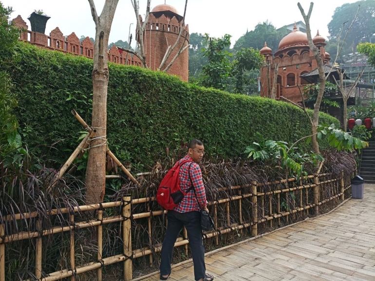 Deskripsi : Berada di samping Landmark Benteng Jaipur I Sumber Foto : dokpri