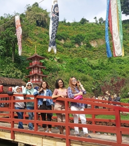Deskripsi : BPJ Women di Landmark Fushimi Inari Taisha I Sumber Foto : dokpri