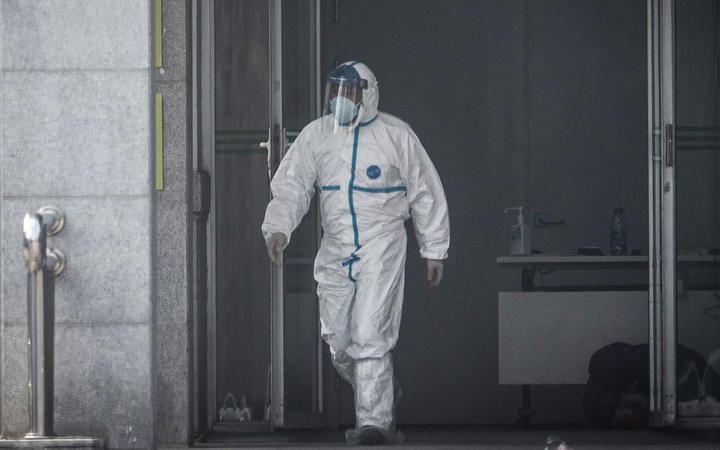 Petugas kesehatan Tiongkok menangani penderita serangan virus Wuhan di fasilitas kesehatan khusus. Photo: STR / AFP
