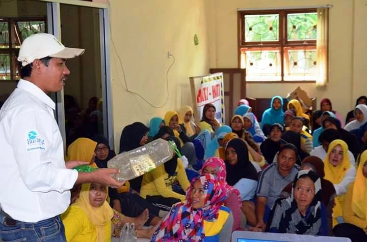 Melatih CS (cleaning service) mengenali jenis plastik. CS adalah ujung tombak penanganan sampah plastik (Dokpri)