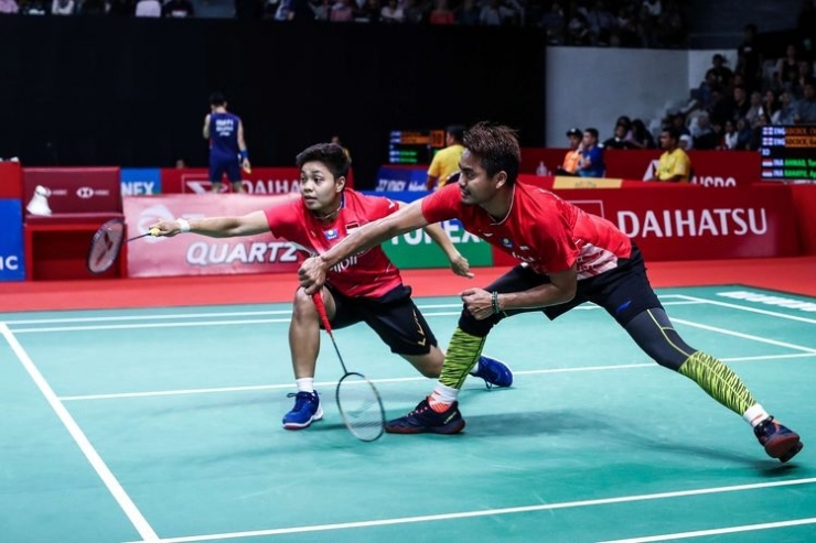 Tontowi Ahmad/Apriyani Rahayu melawan wakil Inggris, Chris Adcock/Gabriella Adcock saat pertandingan babak kedua Indonesia Masters 2020 di Istora Senayan, Jakarta, Kamis (16/1/2020). (KOMPAS.com/GARRY LOTULUNG)