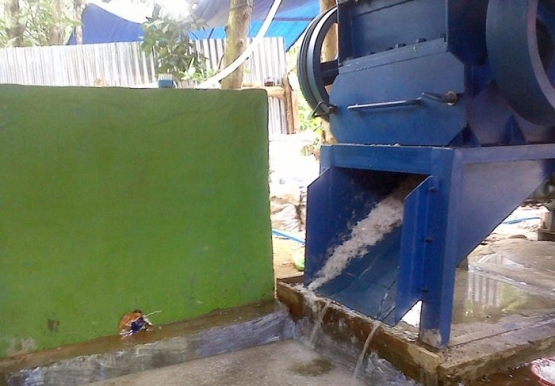 Model pencacahan basah, plastik cacahan jatuh ke bak pencucian (Foto: Marahalim Siagian)