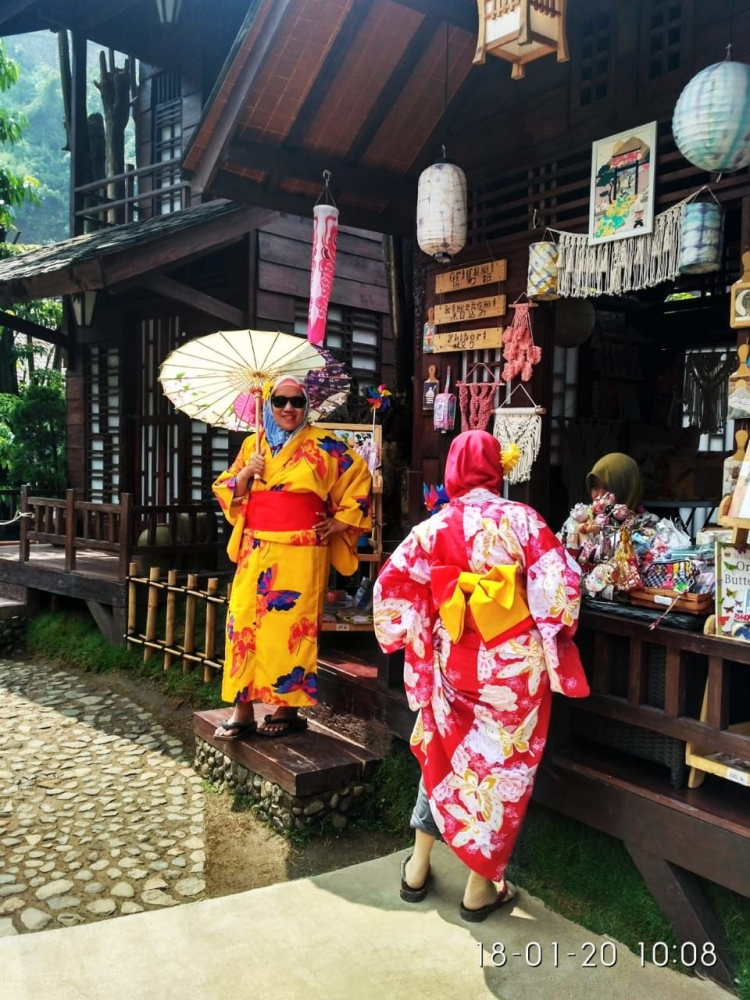 Deskripsi : Terdapat penyewaan kostum di The Asia Africa, Lembang Bandung I Sumber Foto : BPJ