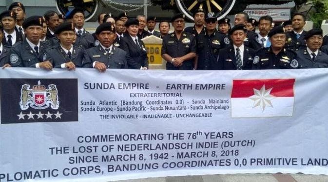Komunitas Sunda Empire Dengan Atribut Militer (Sumber: liputan6.com)