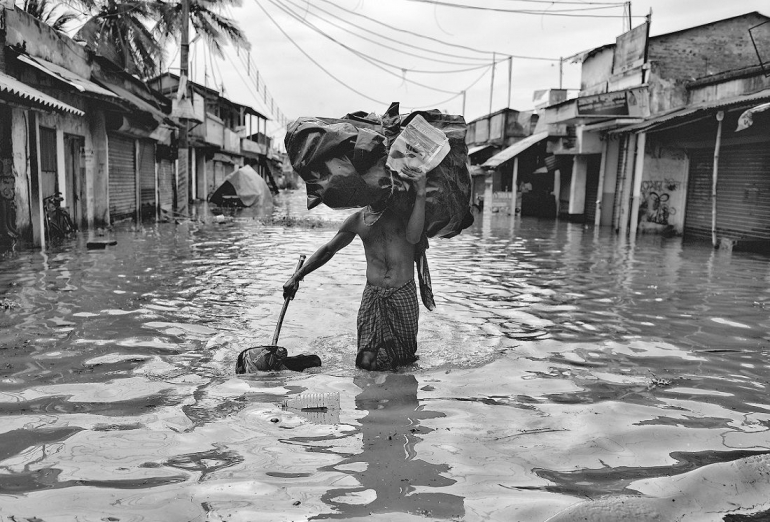 ilustrasi banjir. (foto: Avishek Das. sumber: https://monovisionsawards.com)