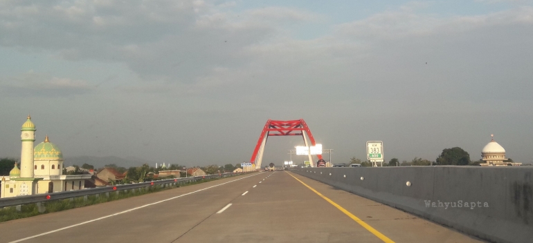 Jembatan Merah di Weleri, lokasi di area dalam jalan tol. (Dok. Wahyu Sapta).