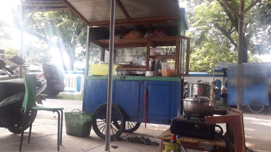 Banyak yang menjual Sate dan Kupat Blengong di Jalan Sawo, Kraton, Kecamatan Tegal Barat, Kota Tegal. (Dok. Wahyu Sapta).