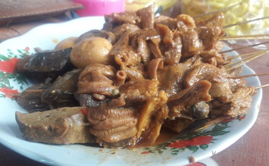 Sebagai teman kupat, ada sate basah bumbu semur pedas. Rasanya mantap, sedap. (Dok. Wahyu Sapta).