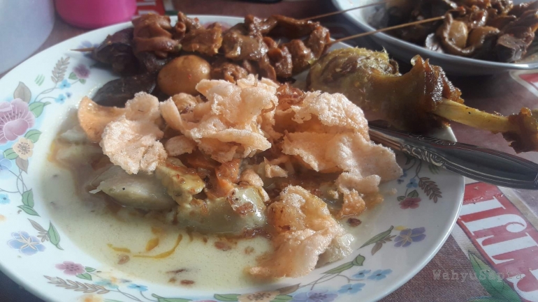 Satu porsi Kupat Blengong, yang dinikmati bersama sate bumbu semur pedas dan blengong goreng. Sedaaap...! (Dok. Wahyu Sapta).