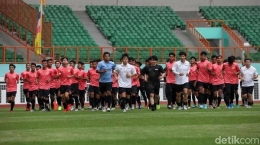 Shin Tae-yong dan para pemain U-19 (sport.detik.com)
