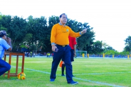 Bupati Malaka, Stefanus Bria Seran ketika memantau laga friendly antara PS Malaka melawan Respek di lapangan Besikama | foto: Ans Dawa