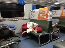 Para penumpang bisa leluasa tidur saking sepinya. Dokumen Pribadi