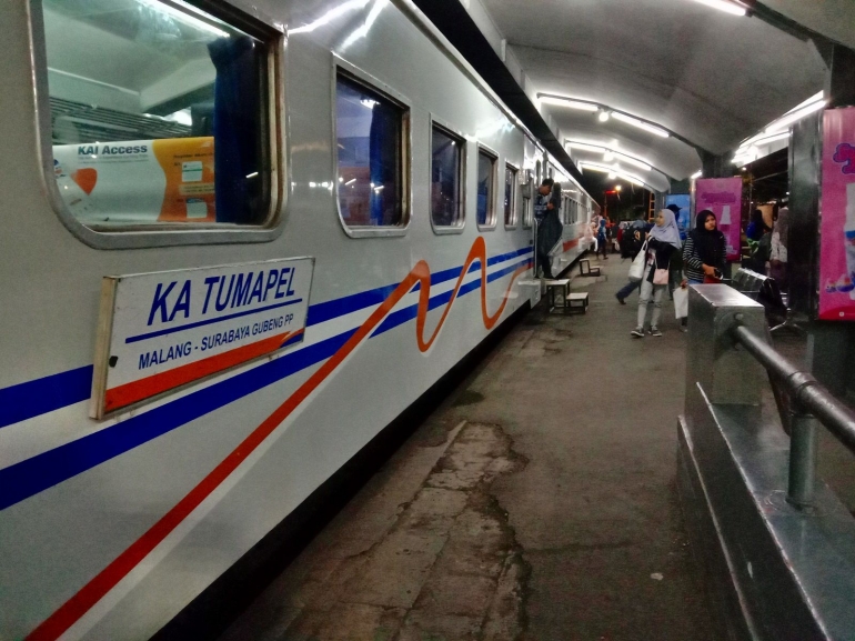 Para penumpang KA Tumapel turun di Stasiun Malang - Dokumen Pribadi