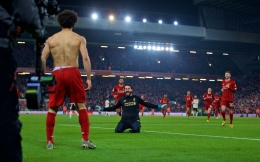 Kiper Liverpool, Alisson Becker merayakan gol yang dicetak Mo Salah (melepas baju) ke gawang Manchester United di masa akhir pertandingan. Liverpool mengalahkan Man.United 2-0 di Anfield pada Minggu tengah malam atau dini hari tadi/Foto: Anfield Wrap