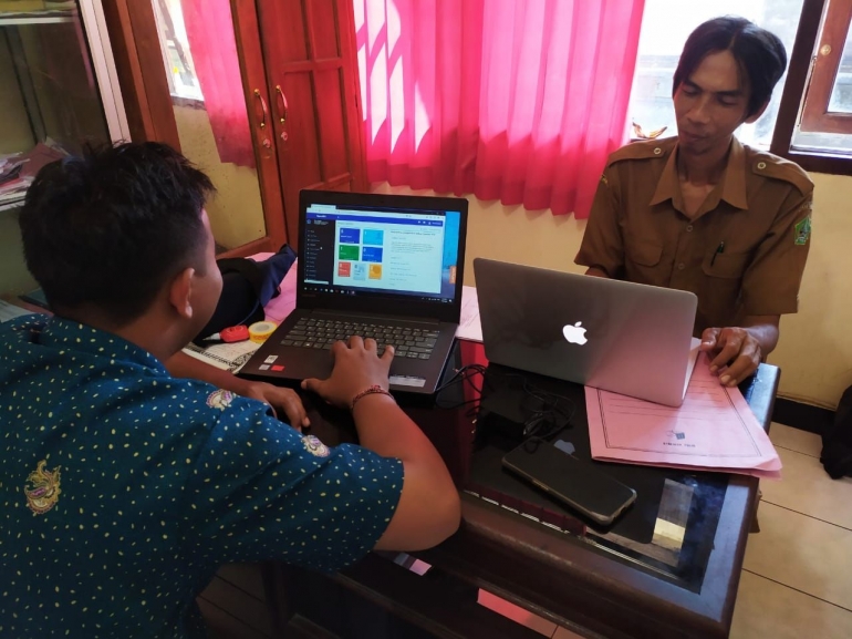 Suasana Pelatihan - Perangkat Desa Kukuh Kecamatan Kerambitan saat mengikuti Pelatihan Pengoperasian dan Update Konten SIMDes dengan Aplikasi Open SID