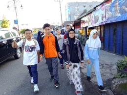 Jalan santai guru bersama siswa. (Dokumentasi Pribadi)