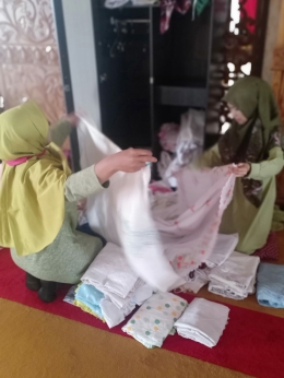 Dua pengunjung merapikan mukena.Foto : Dokuementasi Pribadi