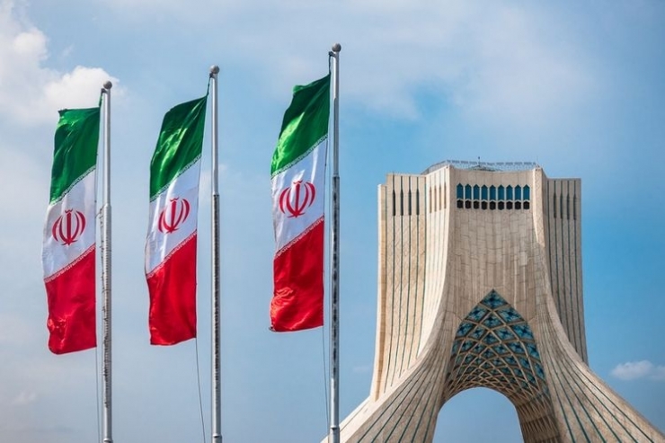 ilustrasi bendera Iran yang berkibar. (sumber: shutterstock via kompas.com)