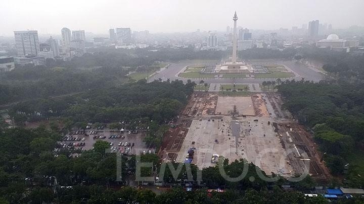 Kondisi Taman Selatan Monas saat masa revitalisasi di Jakarta, Senin, 20 Januari 2020. Kepala Unit Pelaksana Teknis (UPT) Monumen Nasional (Monas), Isa Sanuri, mengklaim pohon-pohon yang ditebang oleh pengelola sebenarnya direlokasi atau dipindahkan ke area lain. TEMPO/Subekti.