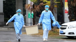 Petugas medis di Rumah Sakit Jinyantan, Wuhan tempat banyak pasien pneumonia akibat virus Corona dirawat (sumber gambar: Reuter melalui france24.com)