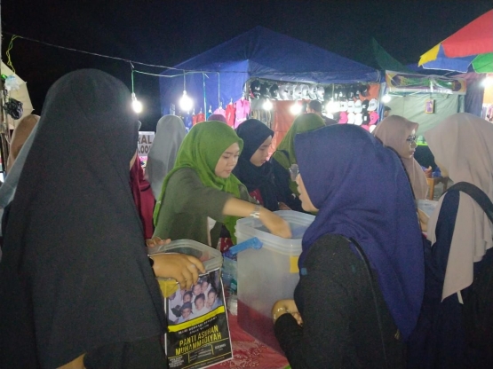 Mahasiswa Muhammadiyah Sintang menggalang dana dengan berjualan air minum untuk membantu upaya pencegahan stunting pada remaja--dokpri