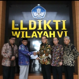 Penyerahan Secara Resmi SK Prodi Magister Keperawatan STIKes Karya Husada Semarang (Dok.Pribadi)
