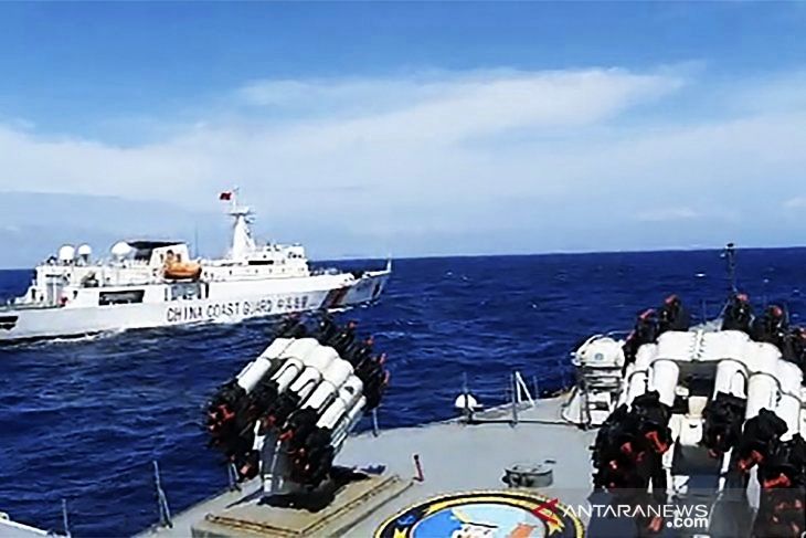 KRI Tiptadi menghalau kapal China di kawasan laut Natuna (doc. ANTARA/ed.Wahyuni)